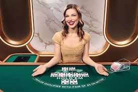 Free-spin bonus round activated with money symbol multiplier display on macau paito Wolf Gold